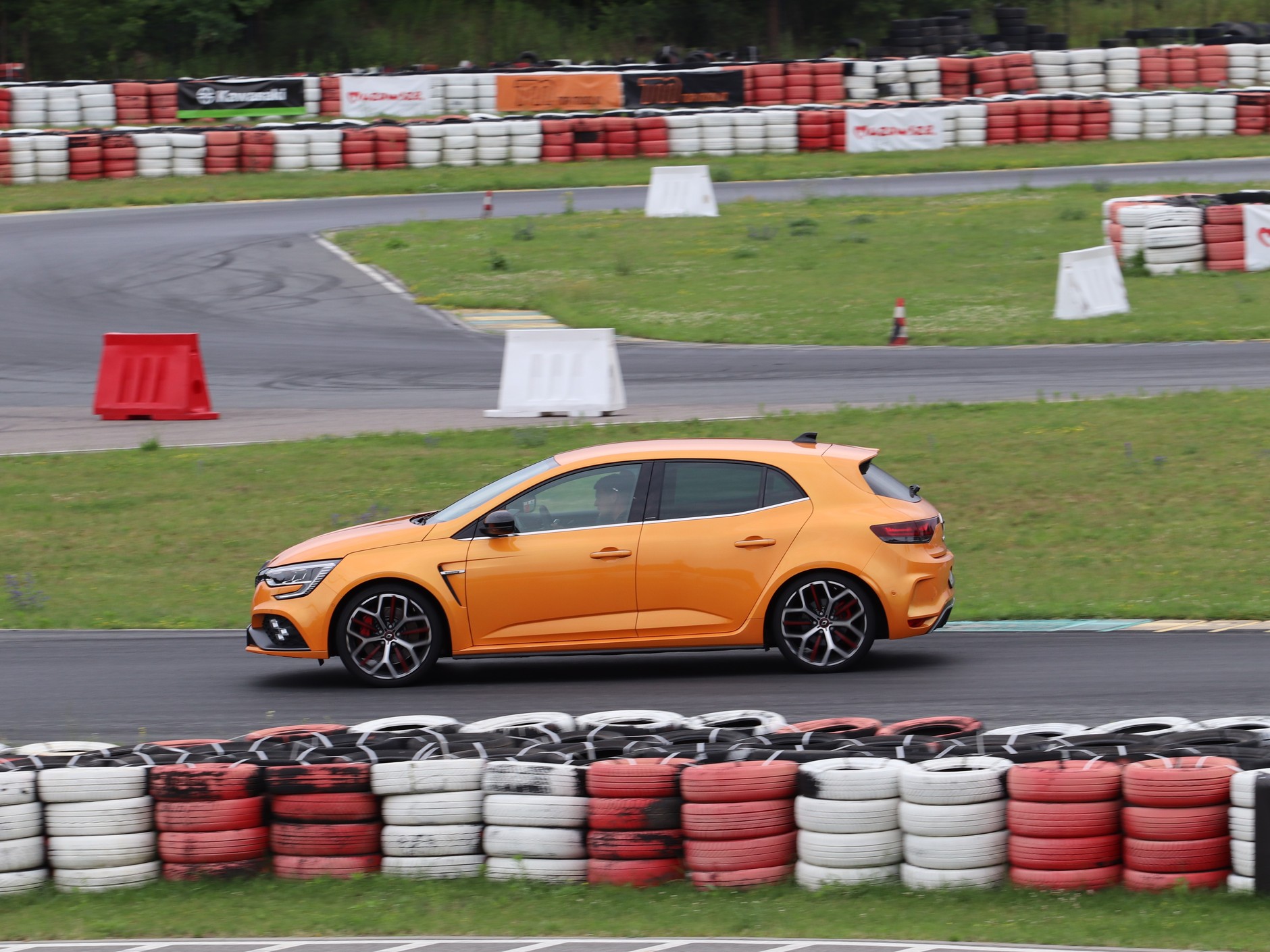 Szkolenie dla policji w szkole bezpiecznej jazdy Renault oraz Akademii Megane RS