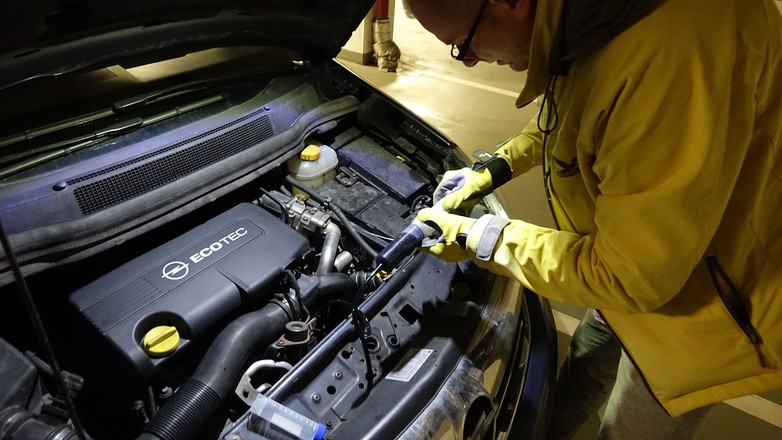 Olej silnikowy - co mówi jego kolor?