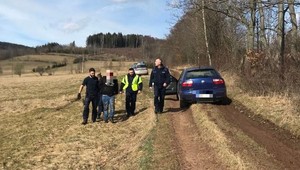 Potrącili policjanta. Przez okno leciały kolce do przebijania opon
