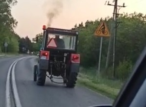 Nagle zobaczył przed sobą ciągnik. Od razu wybiegł z samochodu