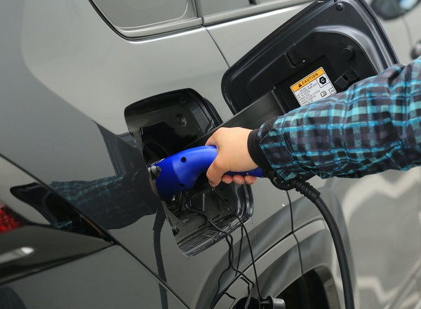 Zwrot kosztów za korzystanie z własnego auta elektrycznego i hybrydowego. Nowe przepisy