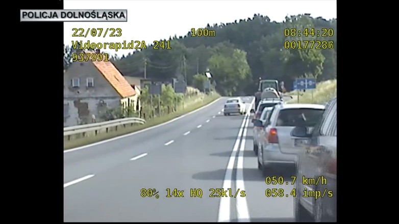 Kierowca dwa razy tego samego dnia został złapany na nieprawidłowym wyprzedzaniu