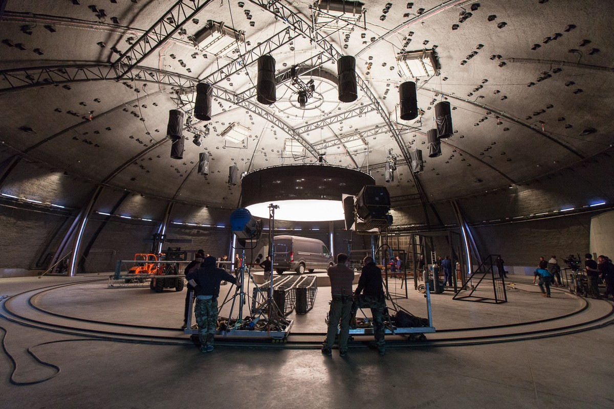 Aby zrealizować założenia klipu nakreślone w scenariuszu, producenci potrzebowali przestronnego, okrągłego studia.