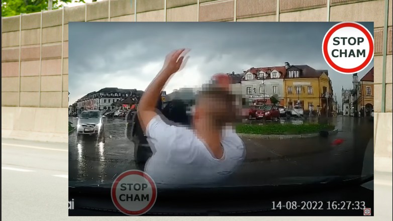 Człowiek na masce auta