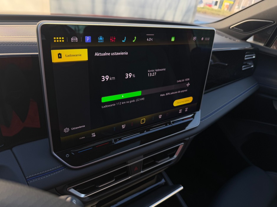 Volkswagen Tiguan podczas ładowania na szybkiej publicznej ładowarce 