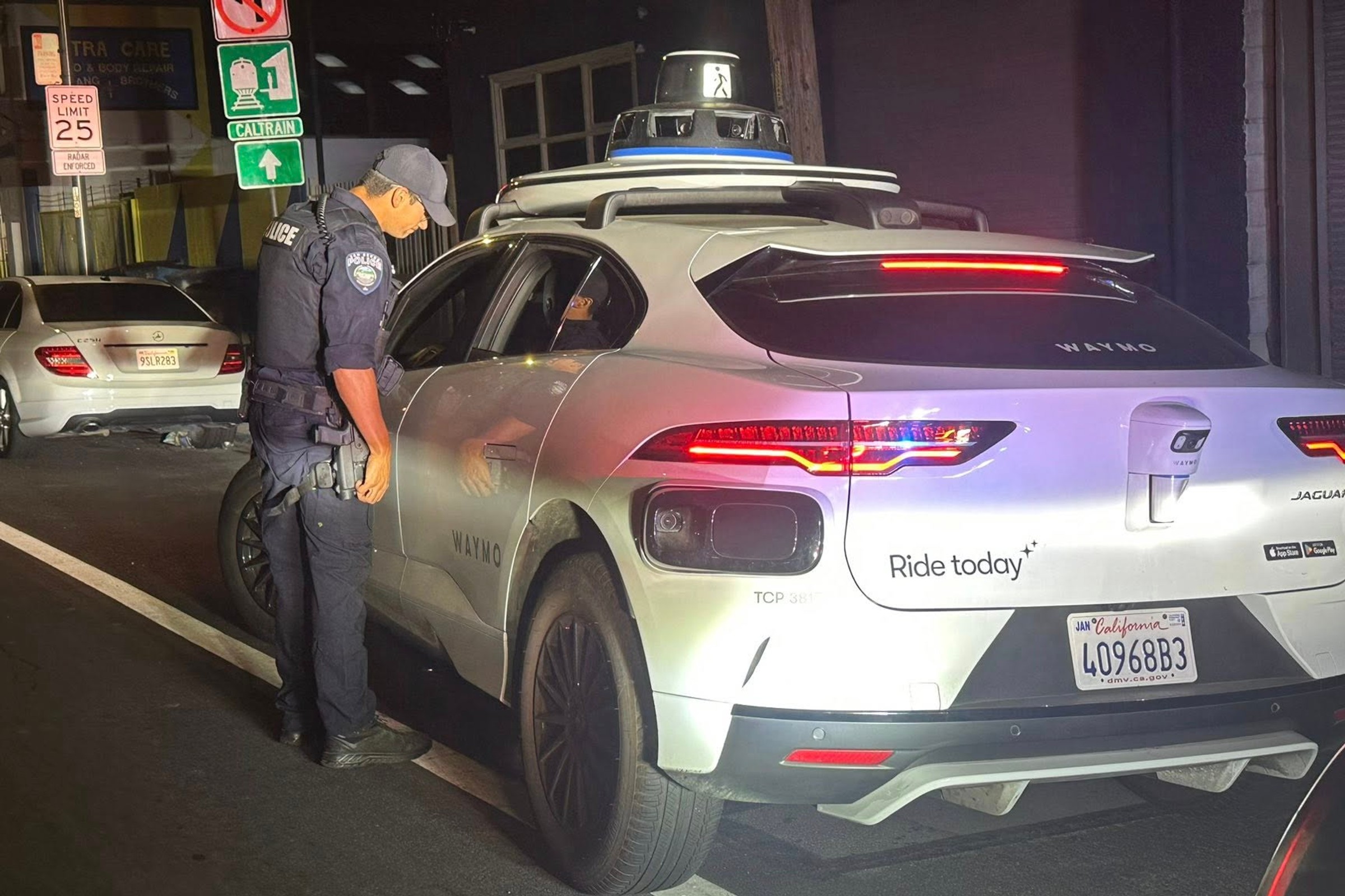 Policjanci z USA chcieli wystawić mandat. Byli w szoku, kiedy zajrzeli do auta