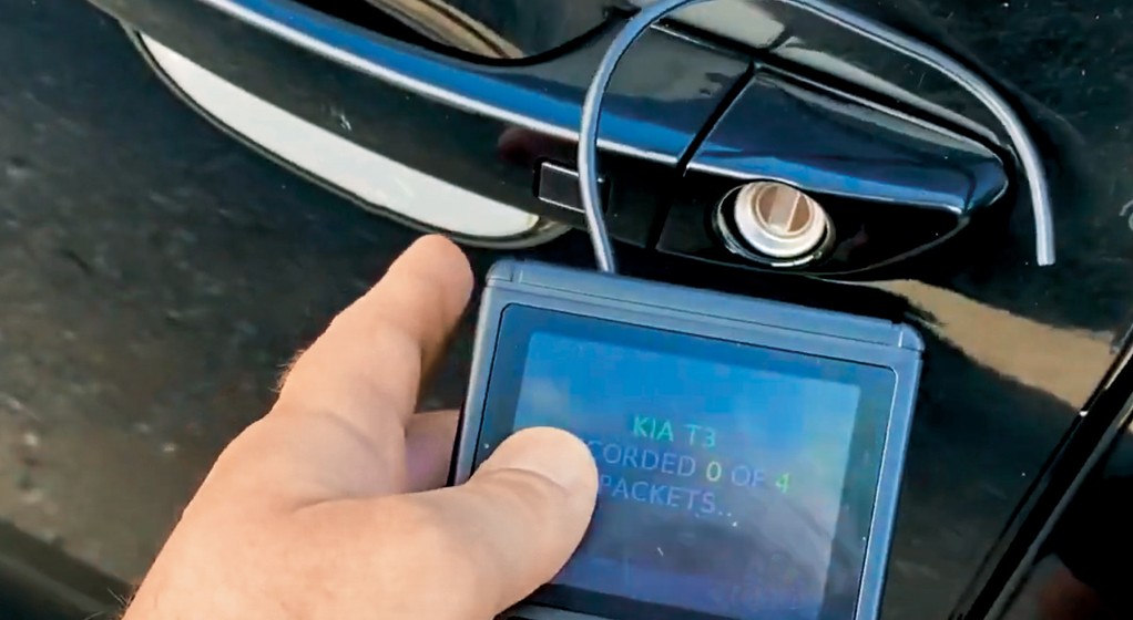 Fałszywy „GameBoy” – zamaskowany sprzęt do kradzieży aut