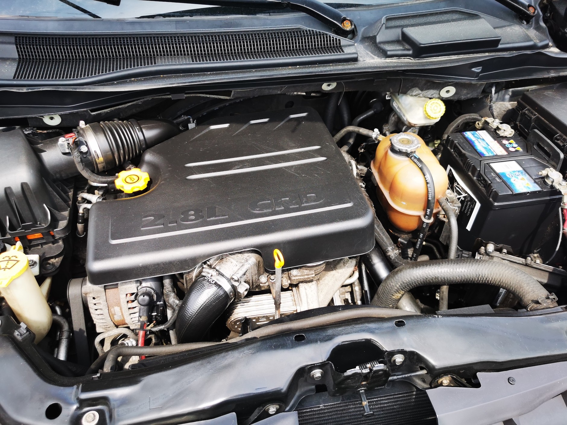 Chrysler numer jeden: niepokojąco wygląda zbiorniczek wyrównawczy. jest tak brudny od środka, że nie widać poziomu płynu