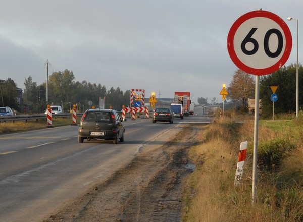 Kierowcy w Polsce nie mają pojęcia, jak szybko mogą jechać. Czy archaiczny przepis zostanie zmieniony?