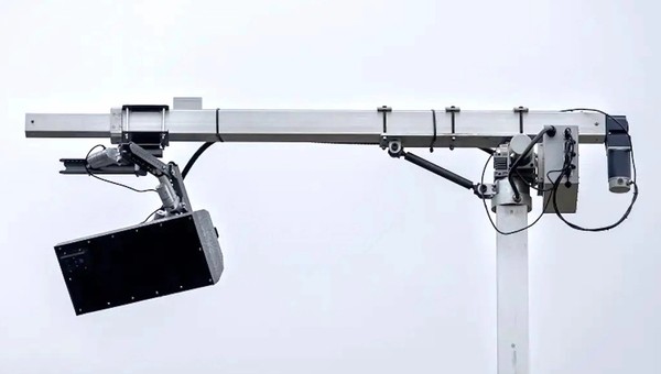 Nowy radar w Holandii skanuje wnętrze. Nie zmierzy prędkości, ale wykryje telefon