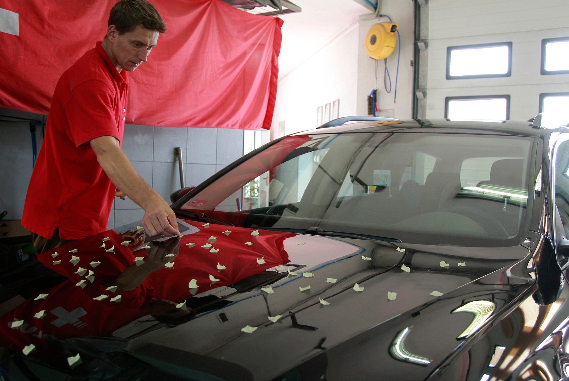 Prostowanie wgnieceń po gradobiciu: papierowe znaczniki pokazują miejsca wymagające prostowania