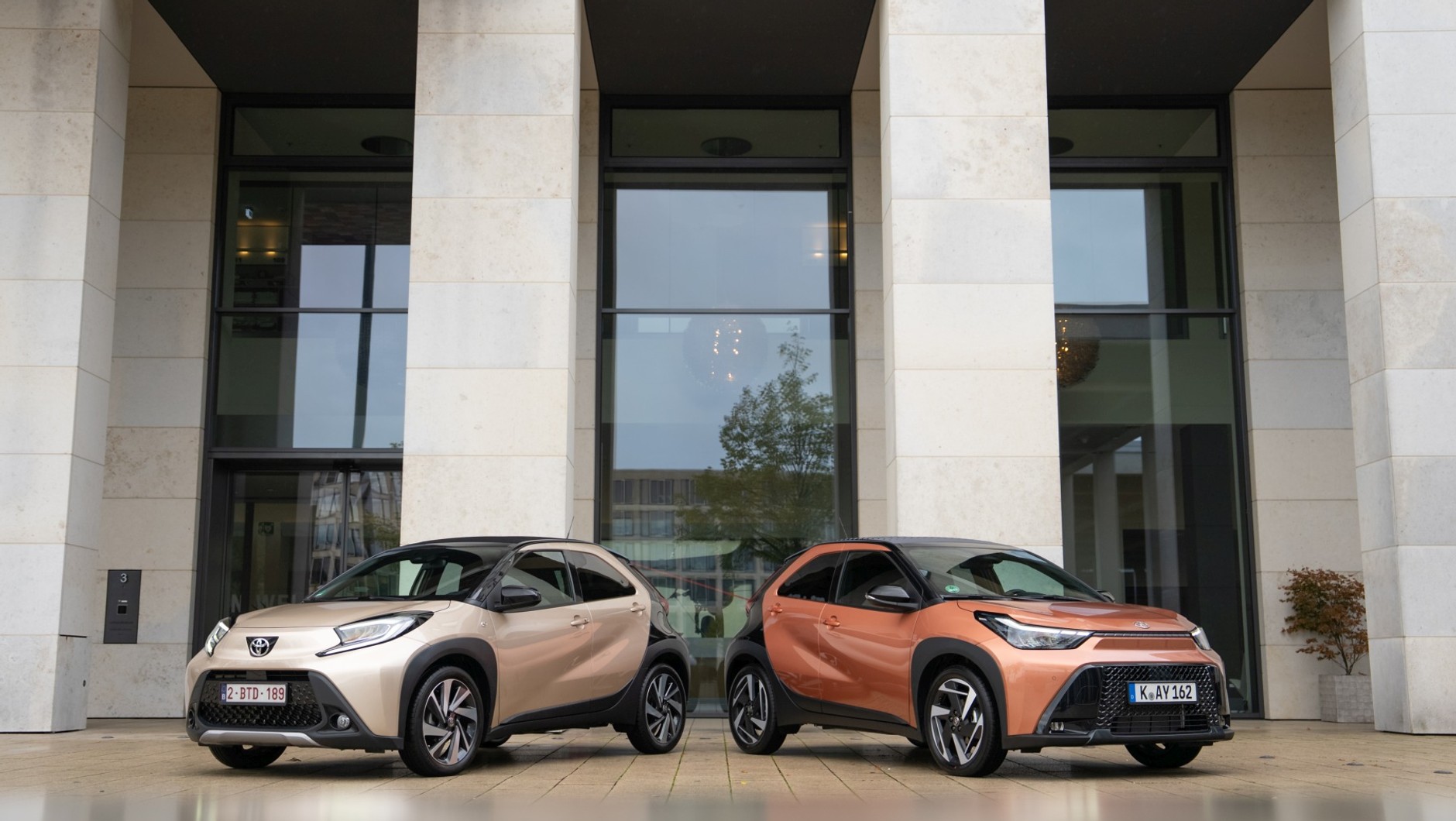 Toyoty Aygo X (po lewej przed liftingiem, po prawej po liftingu)