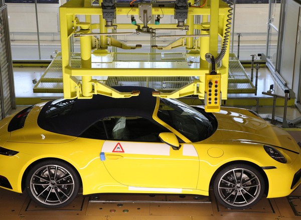 Możesz podejrzeć swoje auto podczas produkcji. Nowa usługa u niemieckiej marki