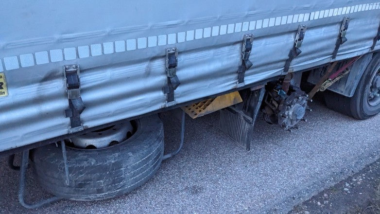 Kierowca zestawu drogowego rozwiązał problem w najprostszy sposób