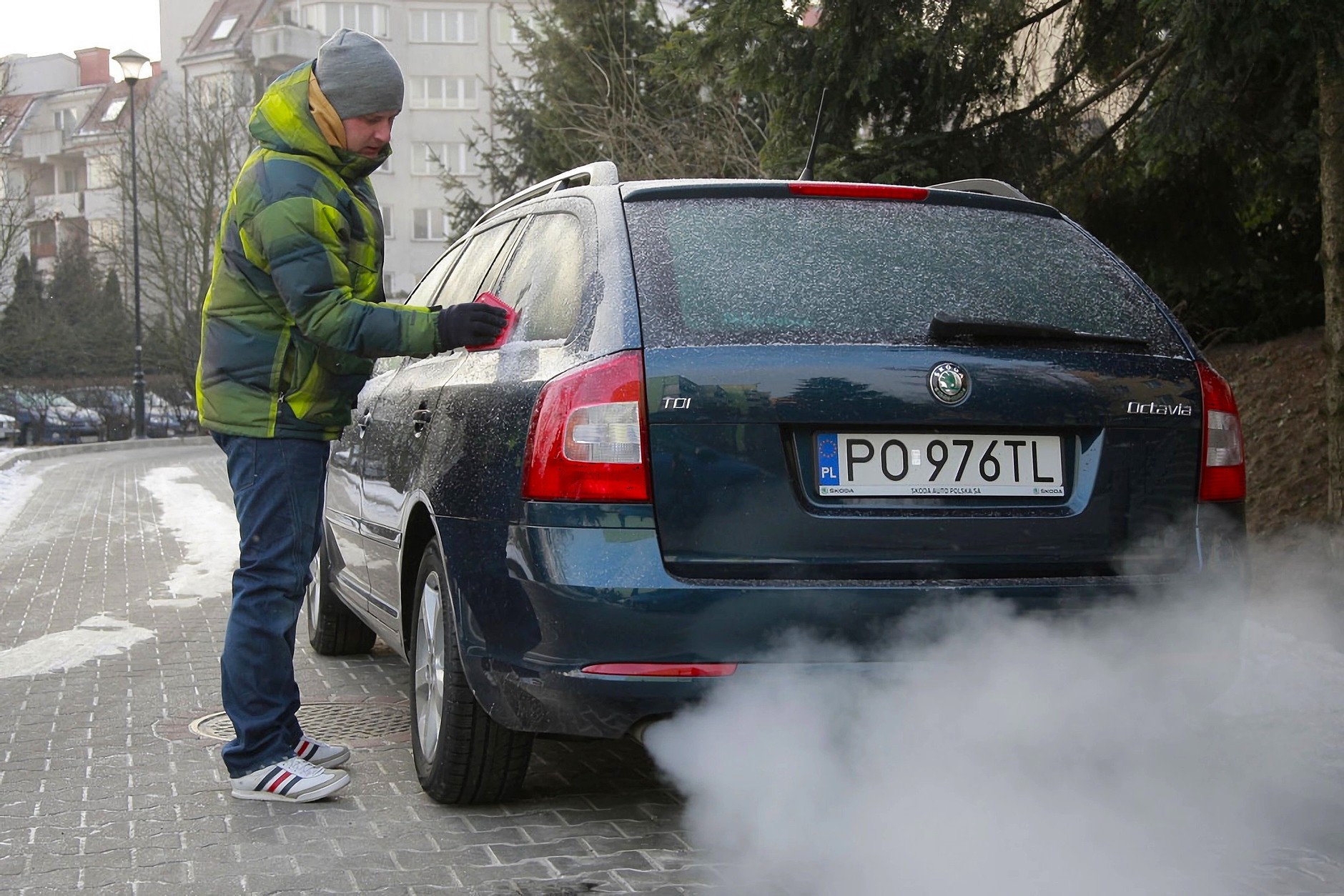 Skrobanie szyb samochodu z włączonym silnikiem