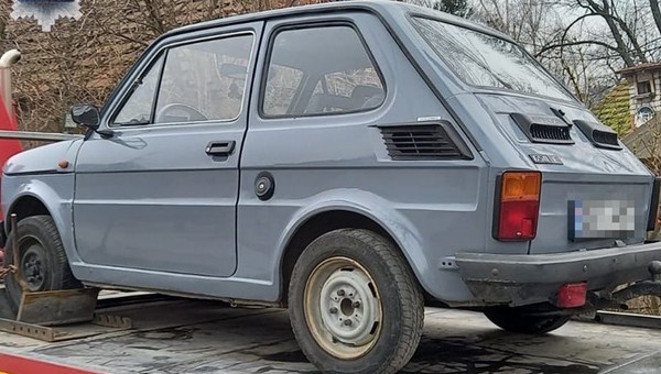 Policjanci z Polkowic odnaleźli skradzionego Fiata 126p. Zajęło im to tylko 9 miesięcy