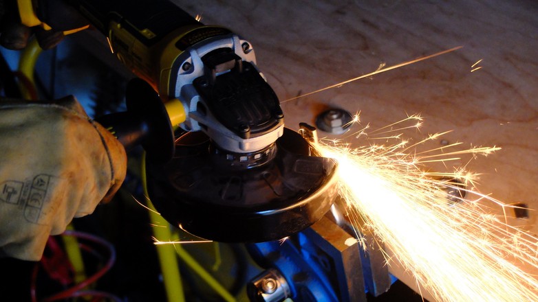 Szlifierka kątowa: sprzęt na baterie może mieć te same osiągi co narzędzie sieciowe, a jest wygodniejszy. Niestety, jest też droższy.