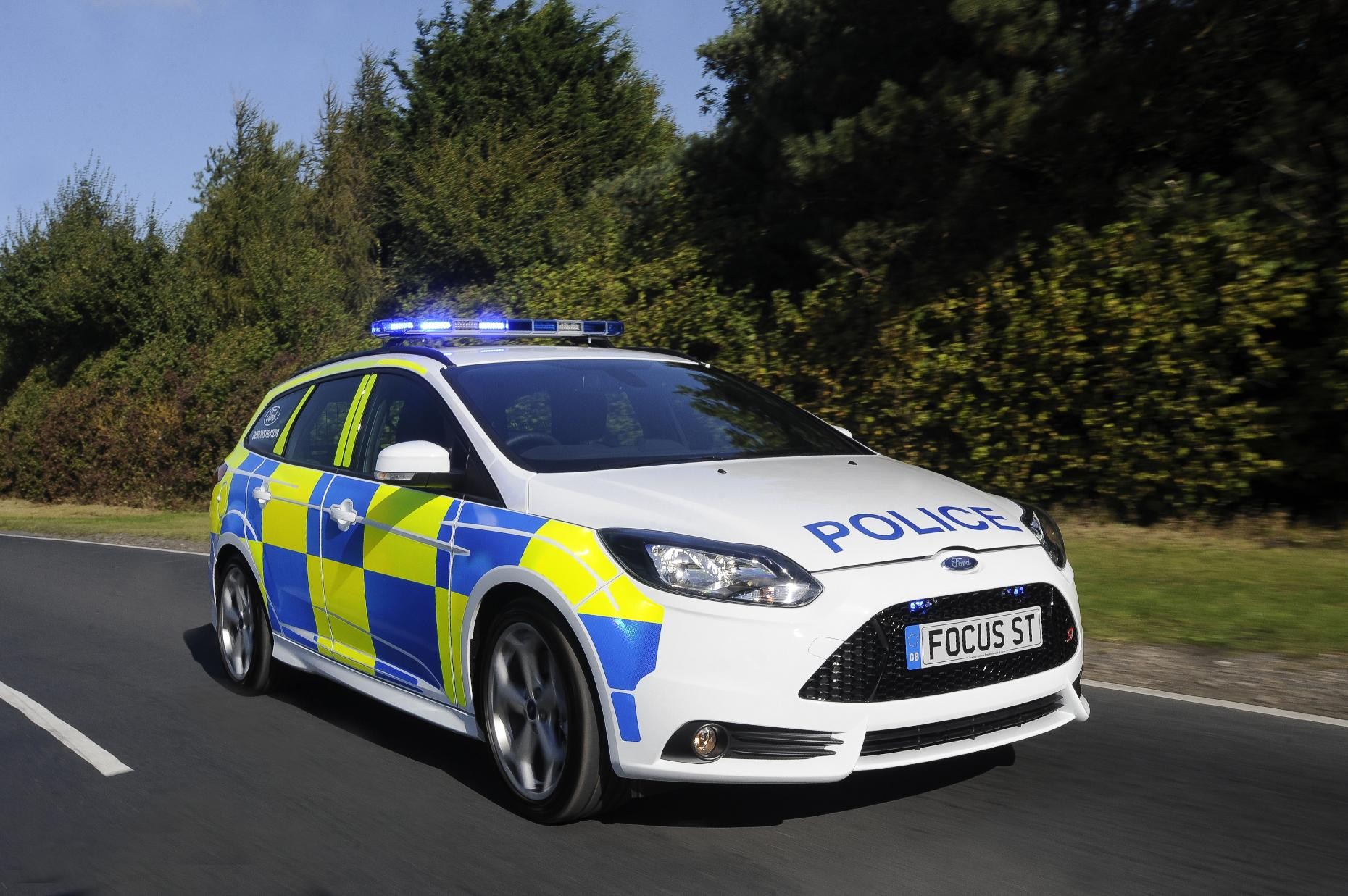 Ford w policyjnym mundurze