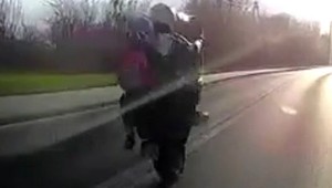 "Nakrył się" motocyklem. Jechał z pasażerką