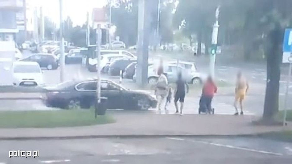 Kierowca BMW potrącił na przejściu kobietę z dzieckiem