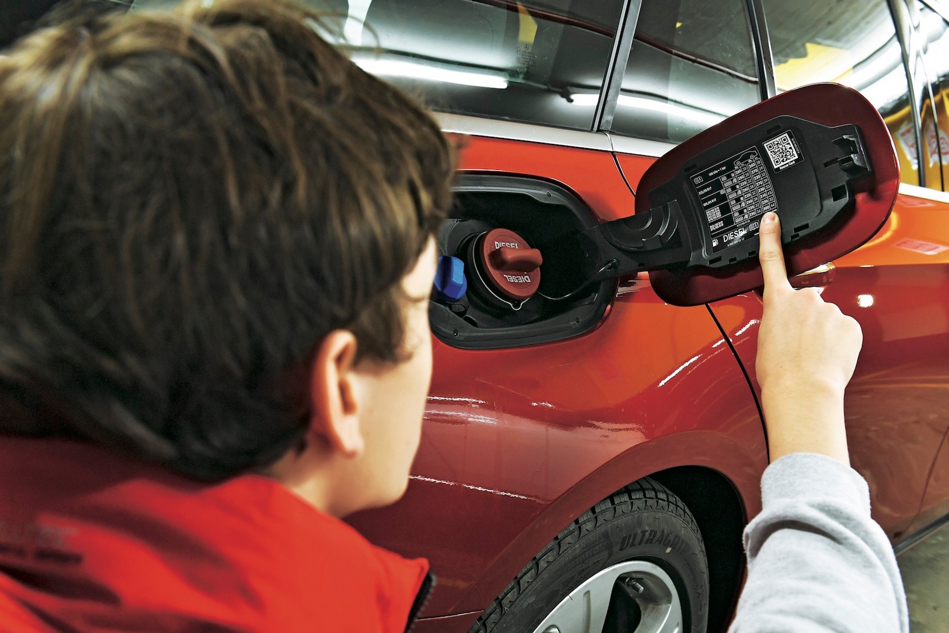 sprawdzenie wartości ciśnienia opon - nigdzie nie jest lekko