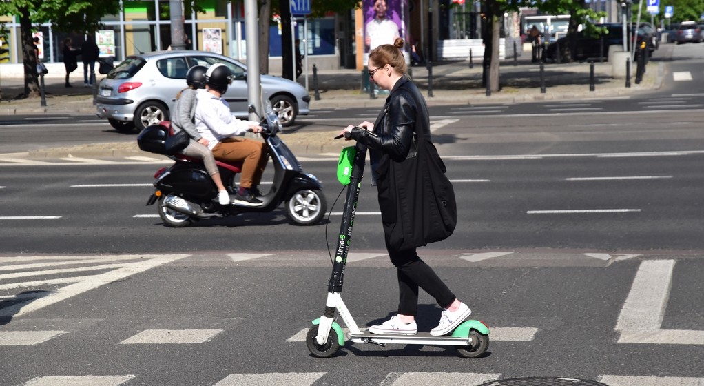 Hulajnoga elektryczna przestała być zabawką. Teraz to pełnoprawny środek transportu, w dodatku bardzo niebezpieczny