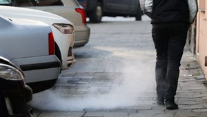 Kolor spalin może oznaczać poważną awarię. Na to warto zwrócić uwagę