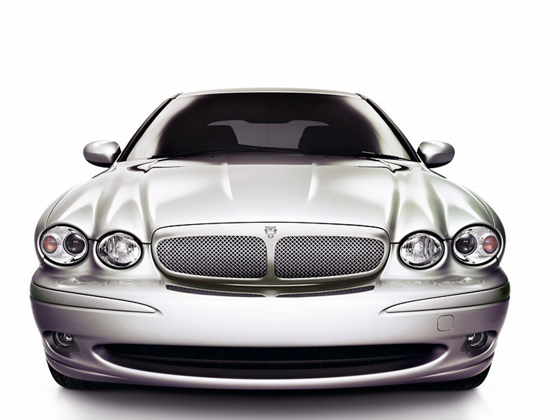 Wczesny facelifting Jaguara XK i ujednolicenie przodu X-Type