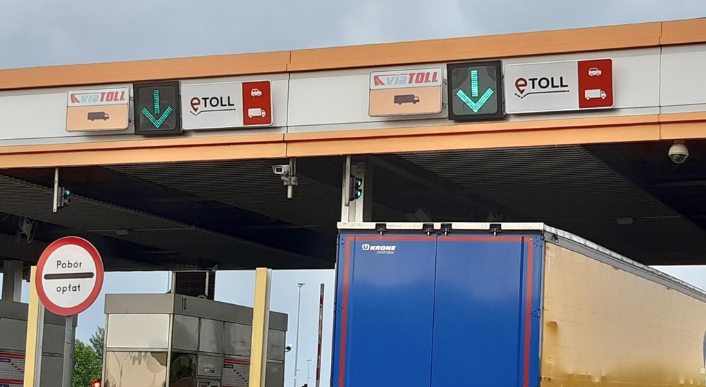 System opłat drogowych e-TOLL w Polsce kierowców osobówek obowiązuje tylko na autostradach, a kierowców ciężarówek także na drogach krajowych niższych kategorii