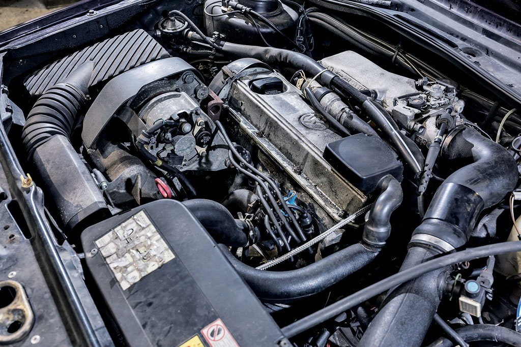 Poza sprężarką typu G wnętrze komory silnika w wersji G60 wygląda tak samo, jak w innych Golfach z motorem 1.8.