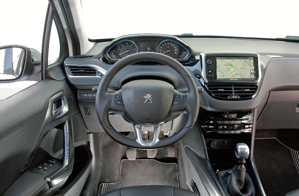 Oryginalne wnętrze, w którym na zegary patrzymy nie przez kierownicę, ale znad niej. Nie każdemu się to podoba