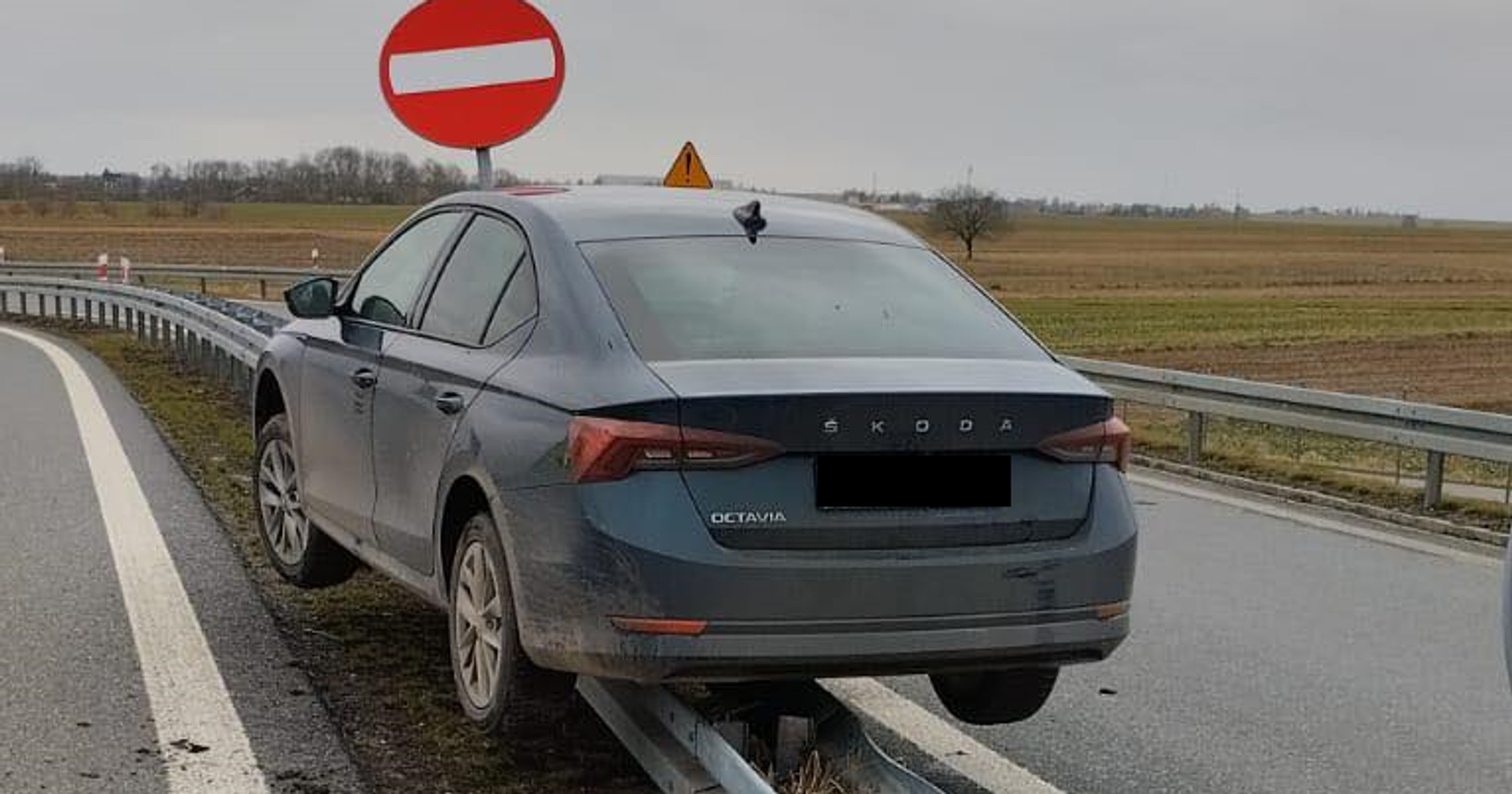 Skoda zawisła na barierce. To był dopiero początek