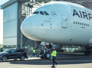 Porsche Cayenne pociągnął 285-tonowego Airbusa A380