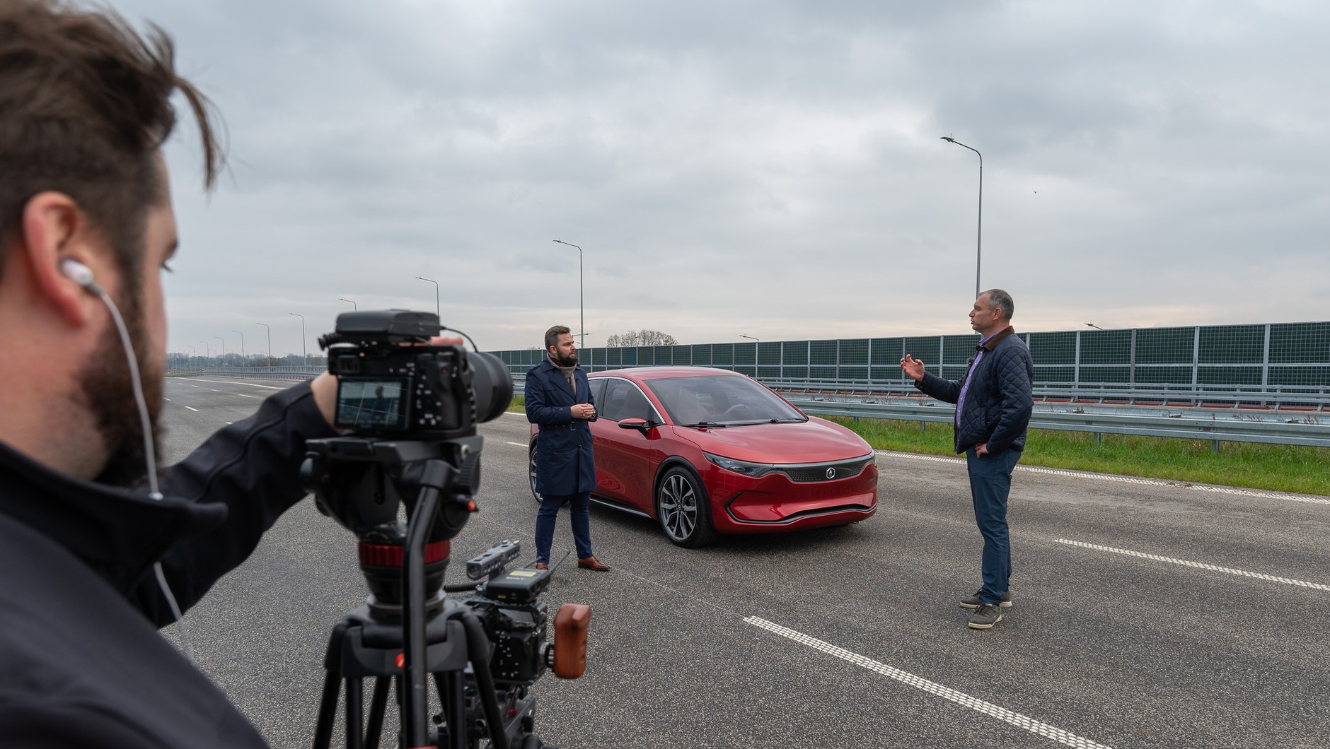 Plan na drodze S2: z dziennikarzem rozmawia (na wprost kamery)  Piotr Zaremba, prezes zarządu ElectroMobility Poland
