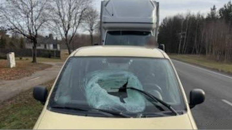 Bryła lodu z auta dostawczego uszkodziła fiata