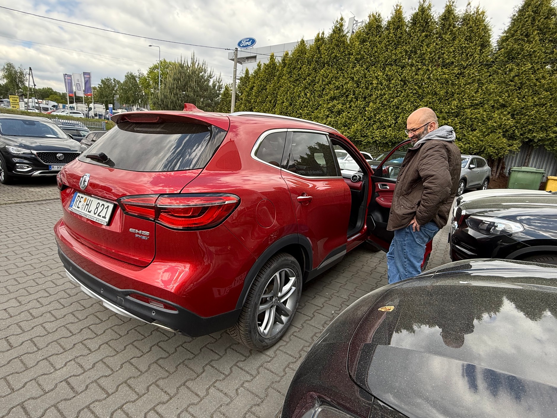 Czerwone używane MG EHS z przebiegiem 71 tys. km za 83 tys. 900 zł