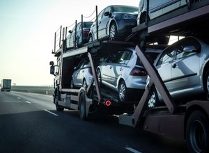 Auta używane w Niemczech nadal rekordowo drogie, a import do Polski kwitnie. Jak to możliwe?