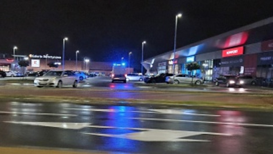 Uderzyła w wysepkę i w znak drogowy. Policjant zauważył ją kilkadziesiąt metrów dalej