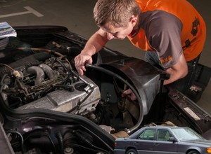 Mercedes może być prosty w serwisie. Obsługa wersji W124 200D