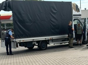 Inspektorzy ITD zajrzeli za plandekę dostawczaka. Zatrzymali wartościowy towar