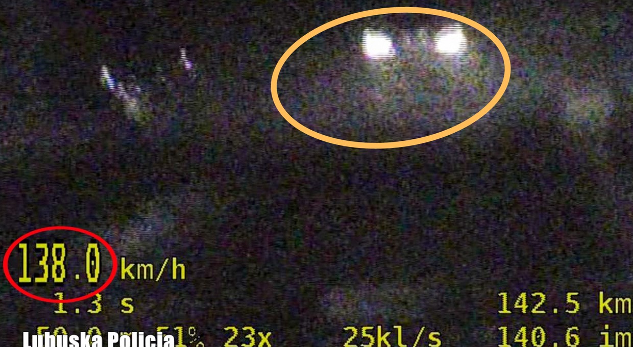 Pędził przez wieś jak rakieta. Nie zwrócił uwagi na auto za nim. Słono za to zapłacił [WIDEO]