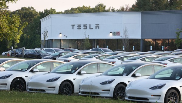 Presja ma sens. Tesla po cichu zamontowała w swoich dźwignię za kierownicą