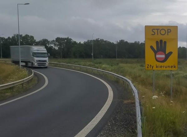 Będzie więcej tablic "STOP Zły kierunek". Mają zapobiegać jeździe pod prąd