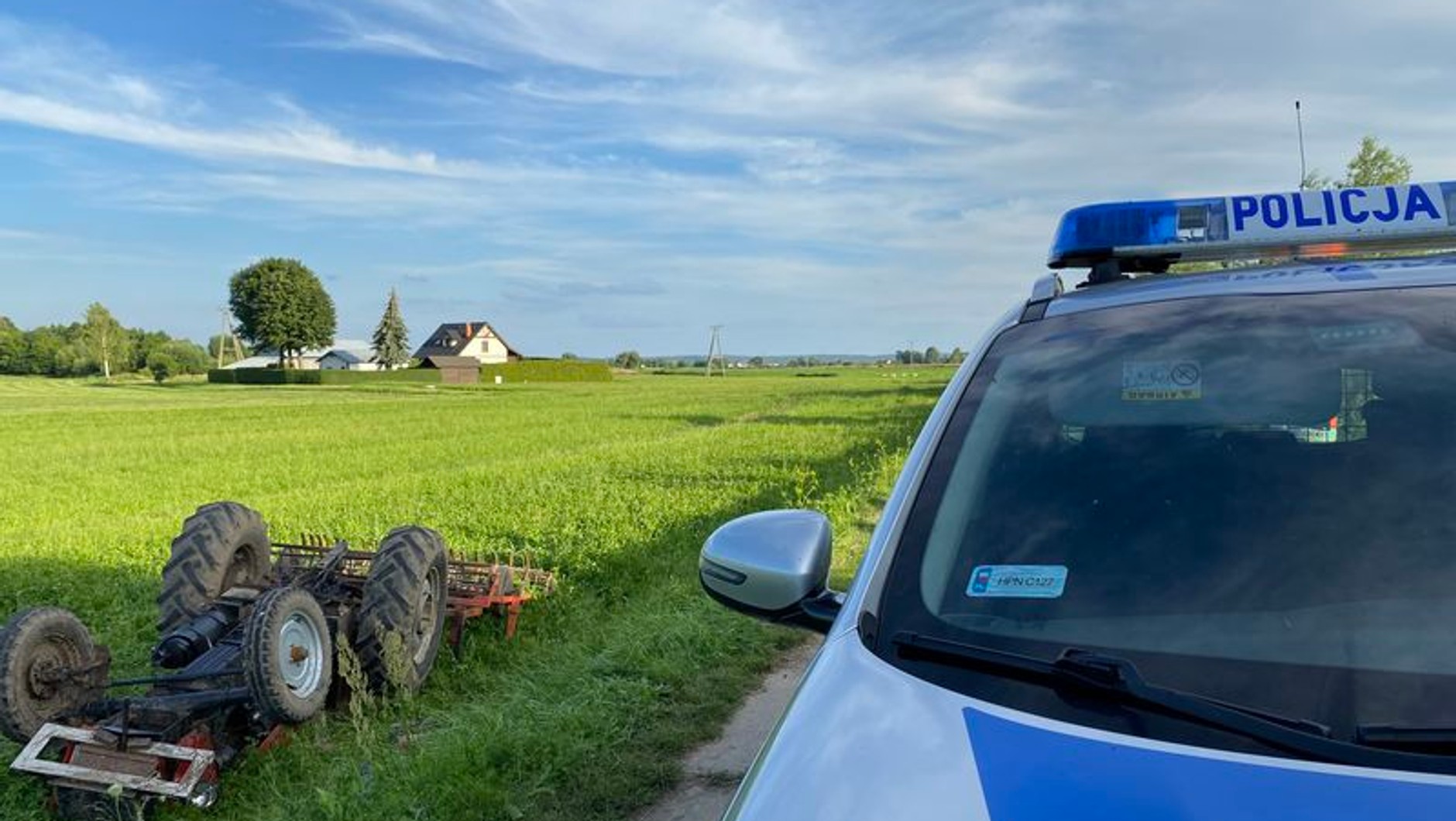 Zjechał na pobocze i wywrócił traktor. Dla 65-latka nie było już ratunku