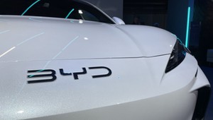 400 km zasięgu po pięciu minutach ładowania. Czy chiński BYD właśnie „zdmuchnął” Teslę?