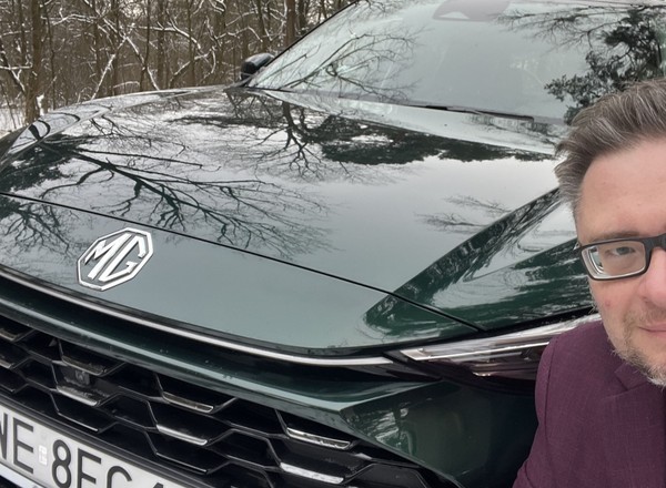 Jeździłem najtańszym nowym hybrydowym SUV-em w Polsce. Nie uwierzyłbym w jego dwie supermoce, gdybym ich nie odczuł