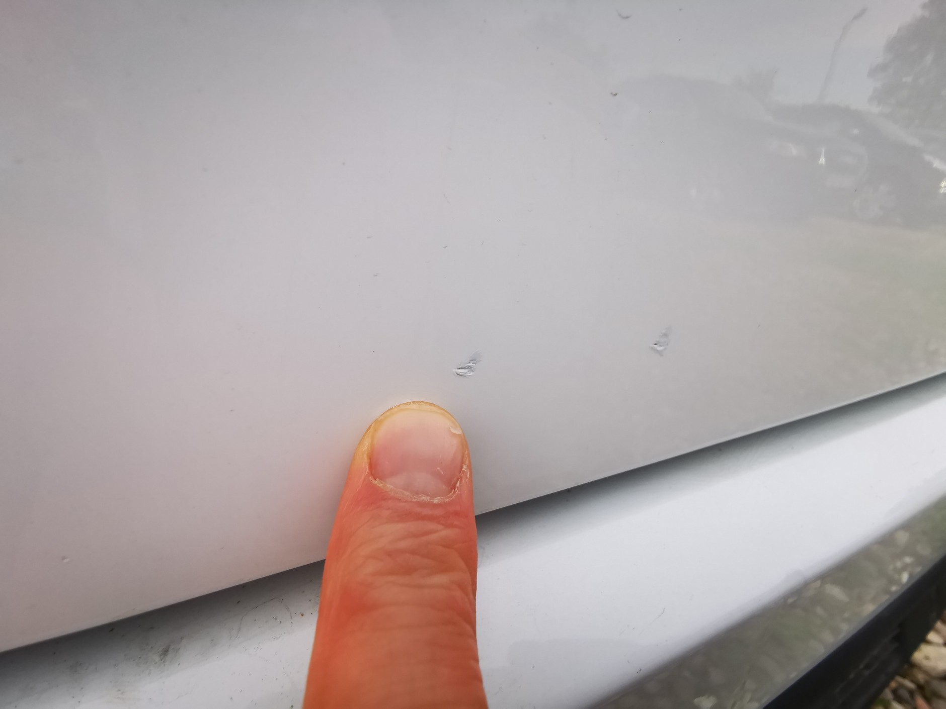 Ford S-Max z 2019 roku z przebiegiem 56 tys. km miał być idealny – delikatne obicia na klapie i amatorsko zrobione zaprawki