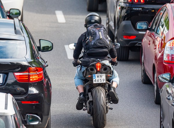Motocyklowy język gestów. Jak motocykliści komunikują się z kierowcami innych pojazdów?