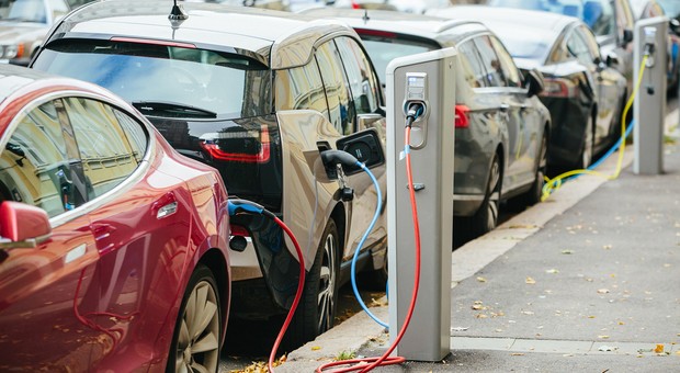 Akumulatory aut elektrycznych trwalsze niż sądzono. Wyniki analizy ponad 8 tys. pojazdów dużym zaskoczeniem