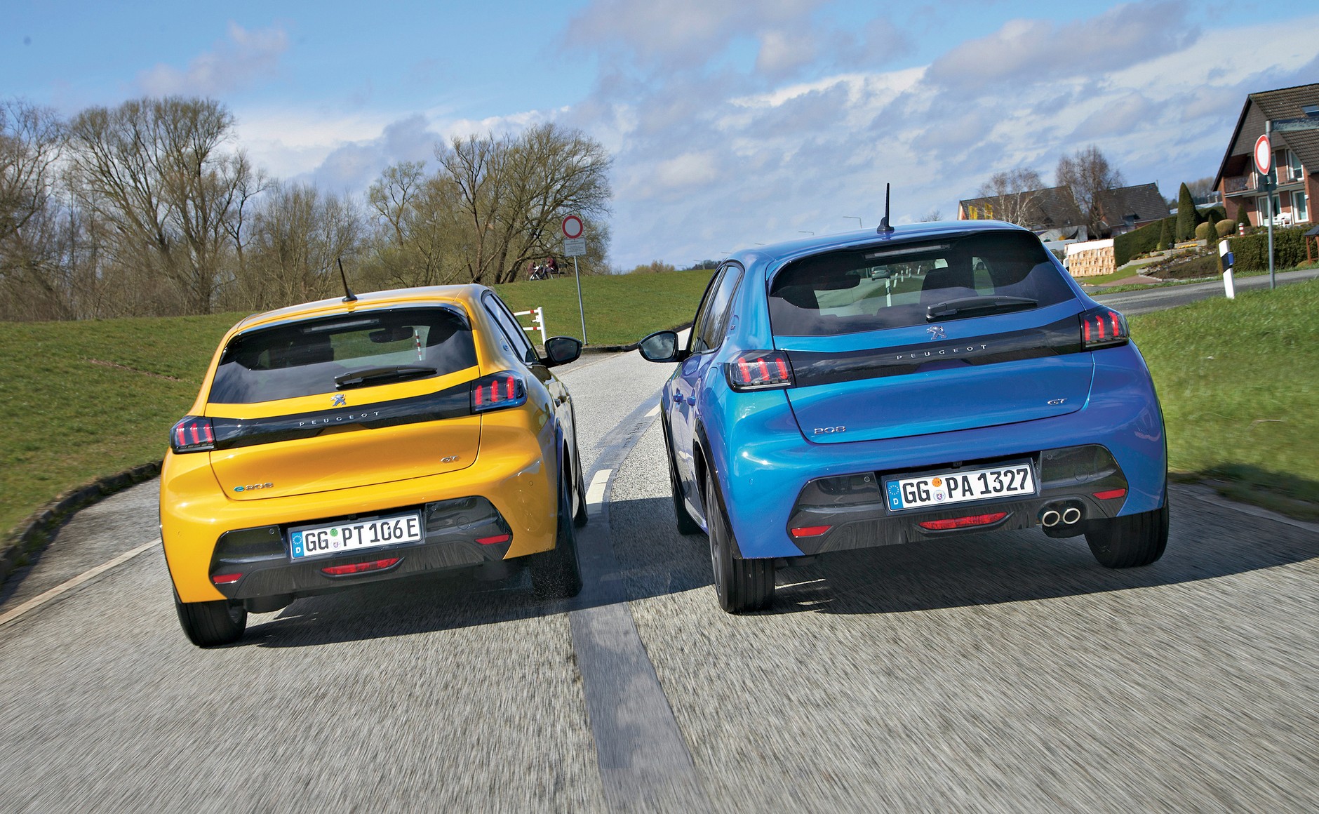 Z lewej elektryk: cięższy o 327 kg, z bagażnikiem mniejszym o 44 l.